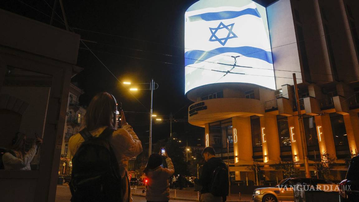 $!Una persona observa la bandera israelí en pantallas publicitarias digitales en las calles de la capital ucraniana como muestra de solidaridad con el pueblo israelí.