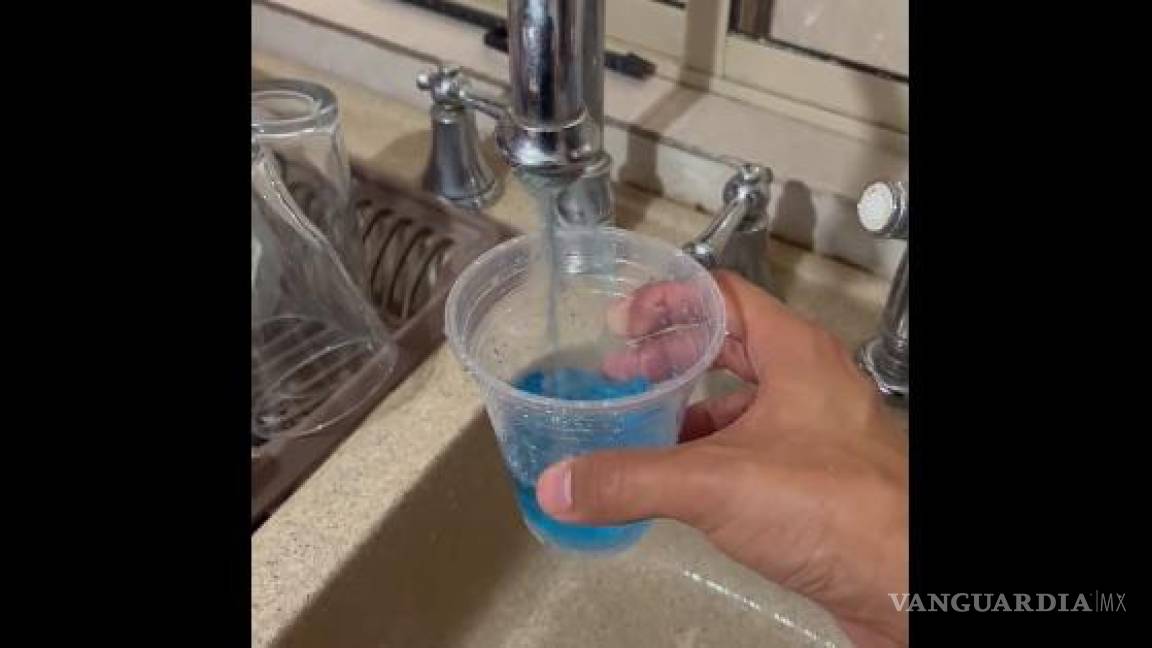 Agua de color azul en Nuevo León, ¿por qué sale así?