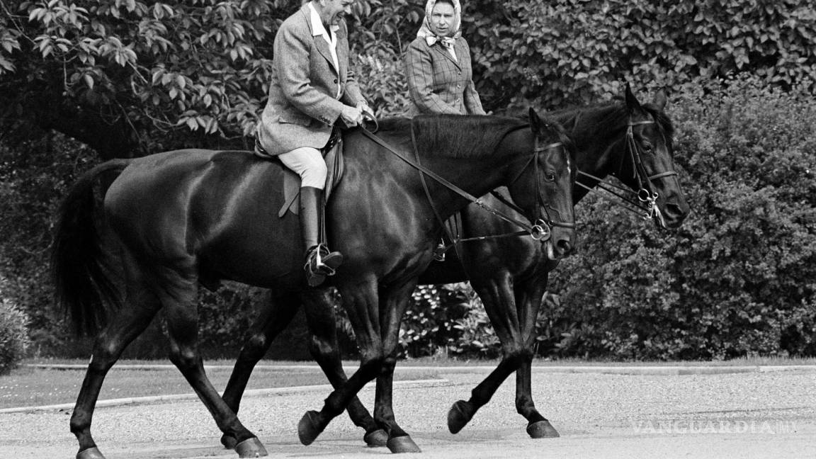 $!Imagen del 8 de junio de 1982, el presidente de EU, Ronald Reagan, montado en Centennial, y la reina Isabel II montan a caballo en Windsor, Inglaterra.
