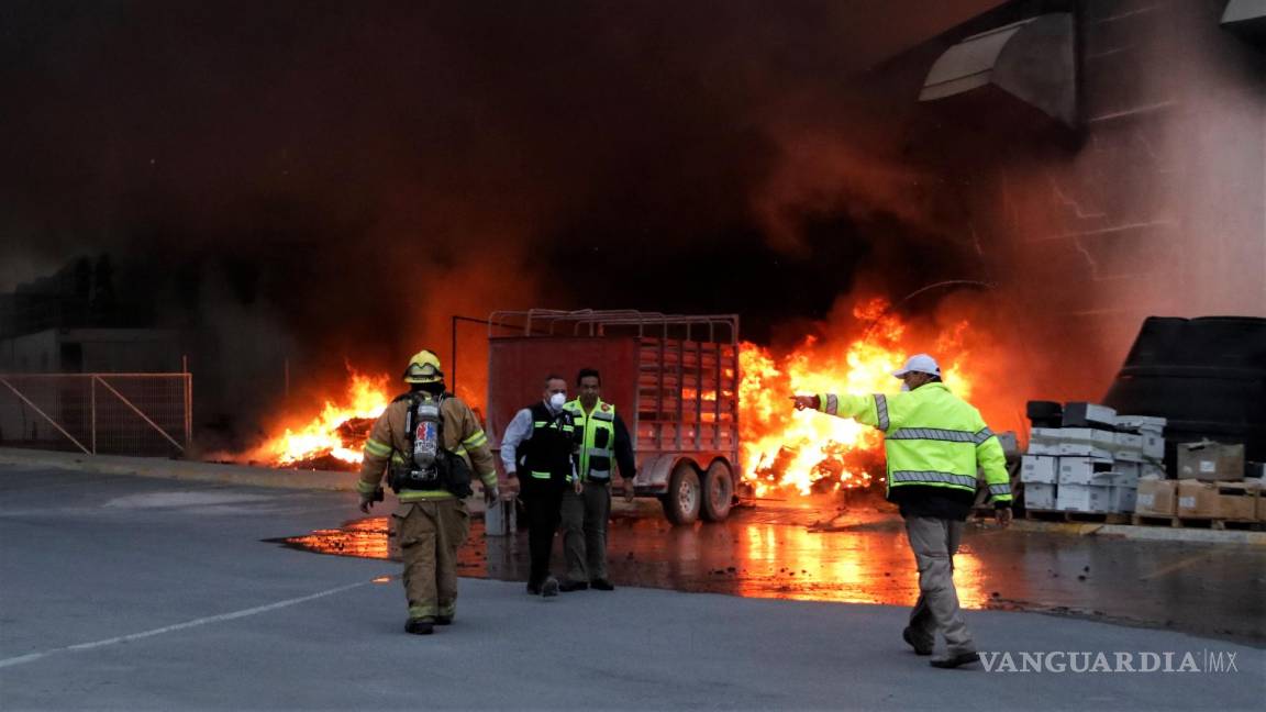 Una semana después, se reaviva incendio en bodegas del IMSS en Saltillo