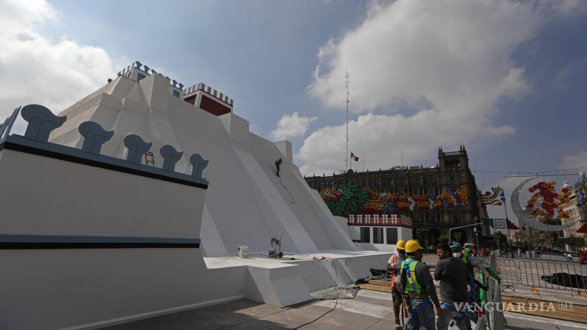 $!Trabajadores continúan dando los últimos detalles de la construcción de la maqueta de una pirámide por los 500 años de resistencia indígena en el Zócalo en la Ciudad de México. EFE/ Mario Guzmán