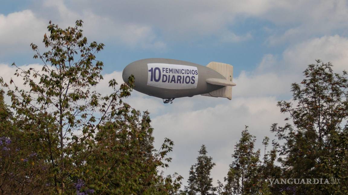 $!Este 7 de marzo en la cdmx, desde temprana hora un zeppelin fue puesto en vuelo para exigir justicia ante los casos de violencia y feminicidios registrados en el país.