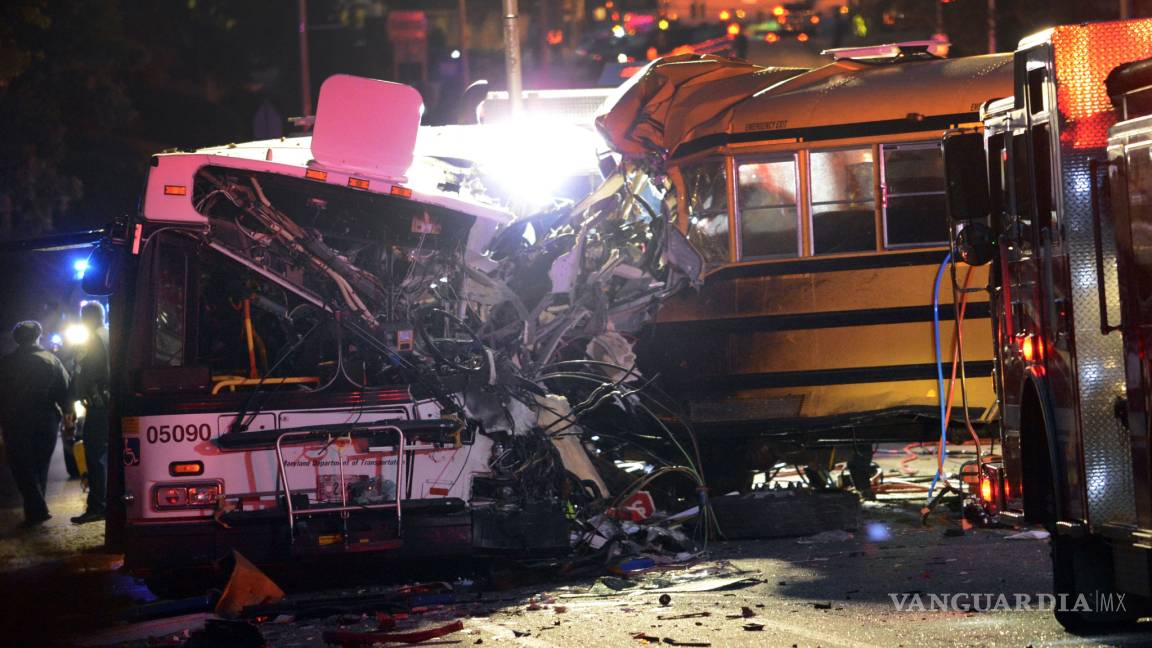 Camión escolar se impacta contra autobús; hay 6 muertos