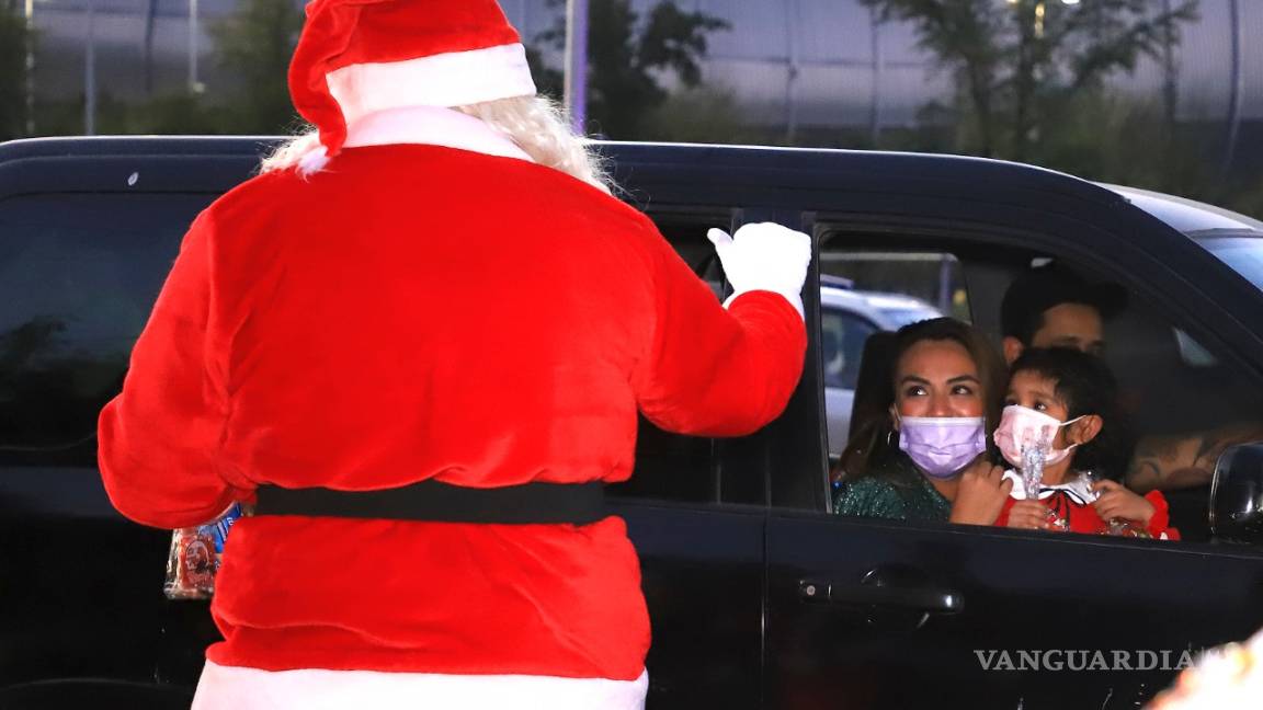 $!Tránsitos de Nuevo León se visten de Santa Claus para invitar al uso del cubrebocas