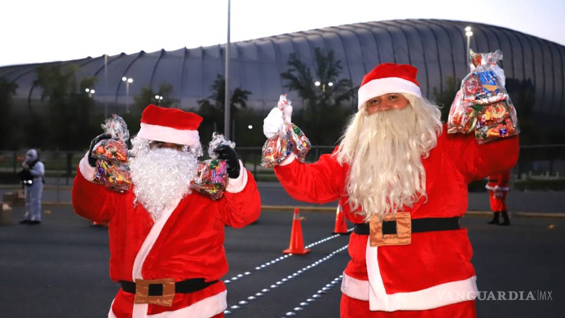 Tránsitos de Nuevo León se visten de Santa Claus para invitar al uso del cubrebocas
