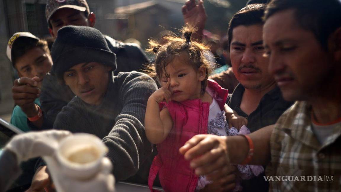 Migrantes centroamericanos prefieren entregarse a las autoridades de EU y solicitar asilo político