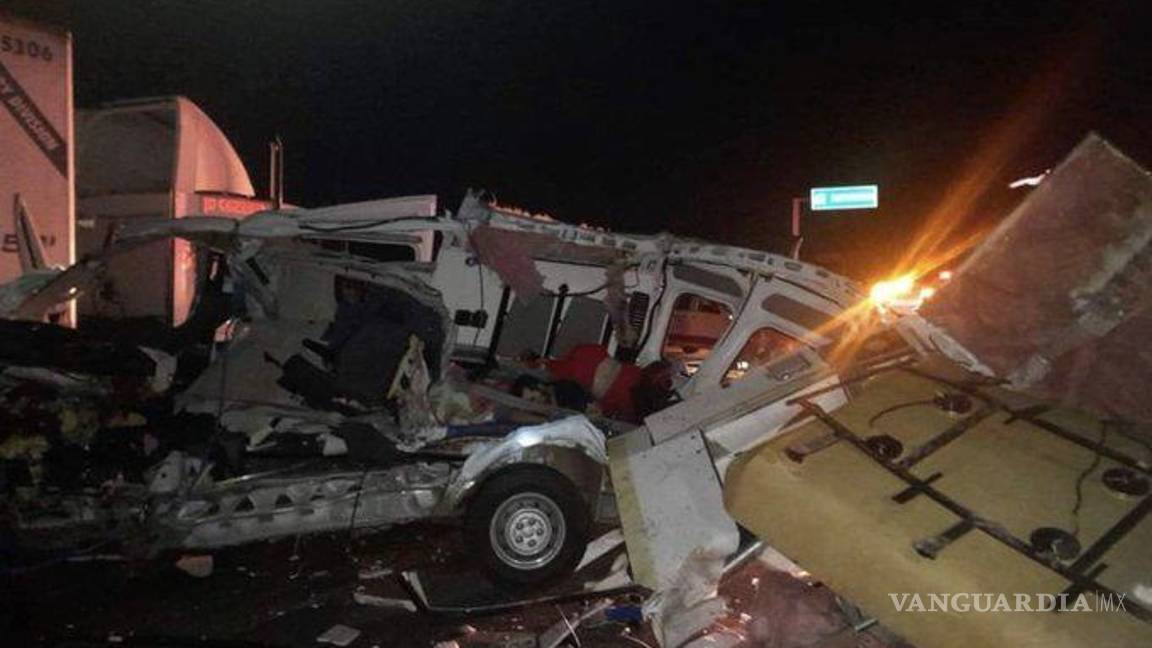 $!Choca ambulancia contra caja de tractocamión en Nuevo León, hay cuatro muertos