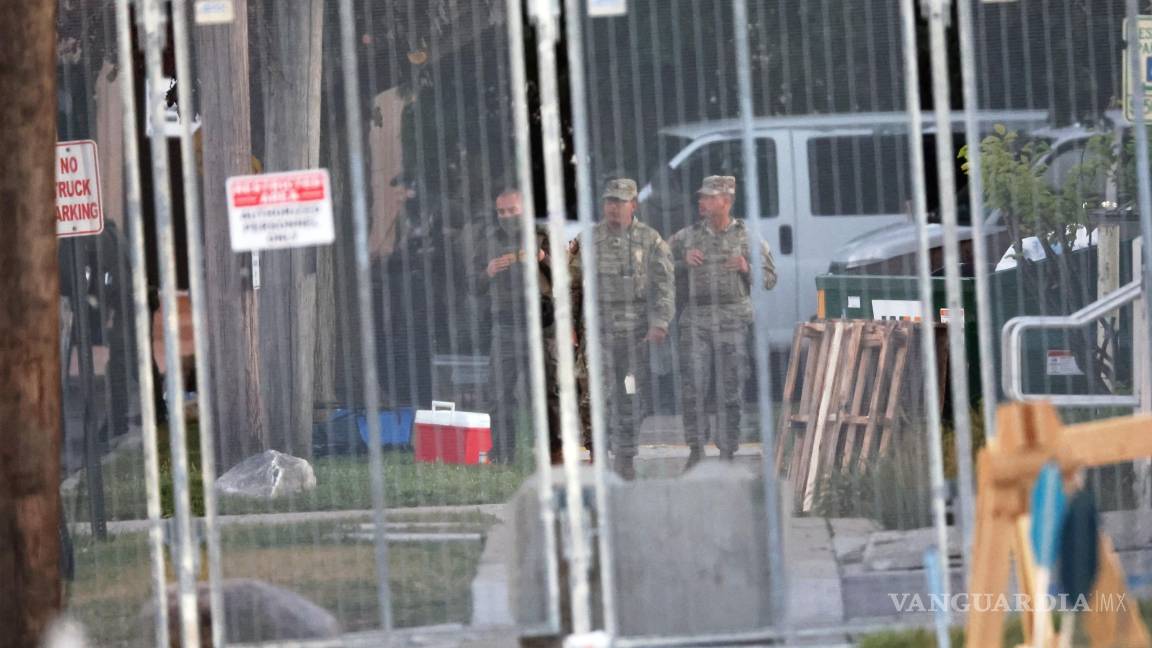 $!Miembros de la Guardia Nacional de Texas se encuentran afuera de las instalaciones de procesamiento del ICE en Broadview, Illinois.