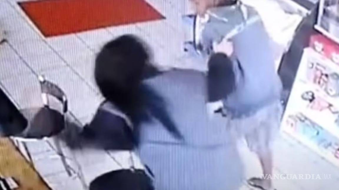 Mujer ataca a acosador que intentó ponerle la mano en el muslo