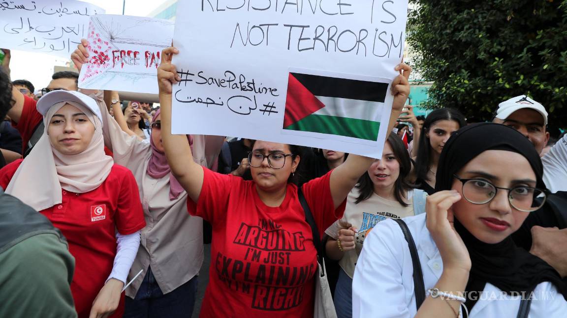 $!La gente participa en una protesta contra Israel para mostrar solidaridad con el pueblo palestino tras la explosión del hospital de Gaza, en Túnez.