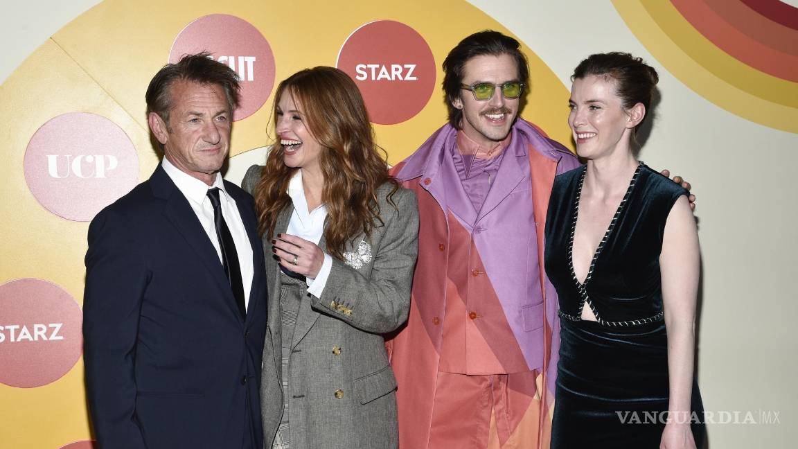 $!De izquierda a derecha, los actores Sean Penn, Julia Roberts, Dan Stevens y Betty Gilpin posan durante la premiere de la serie Gaslit en el Museo Metropolitano de Arte, en Nueva York, el lunes 18 de abril de 2022. (Foto por Evan Agostini/Invision/AP)