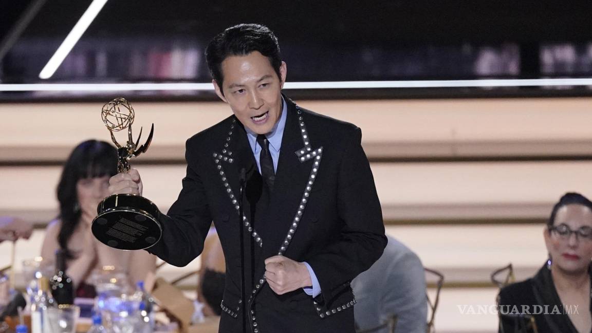 $!Lee Jung-jae accepts the Emmy for outstanding lead actor in a drama series for Squid Game at the 74th Primetime Emmy Awards on Monday, Sept. 12, 2022, at the Microsoft Theater in Los Angeles. (AP Photo/Mark Terrill)
