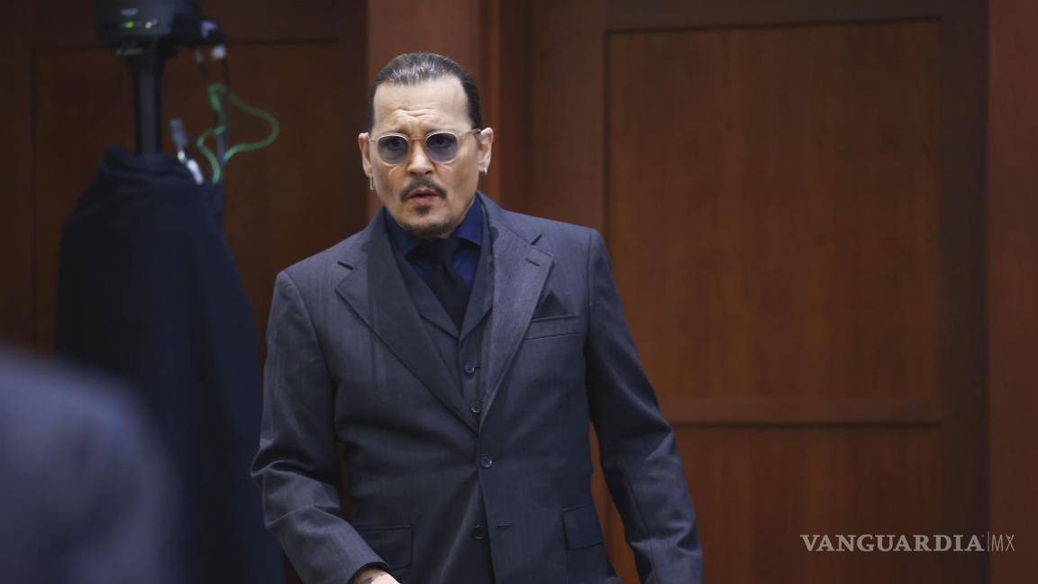 $!El actor Johnny Depp llega a la corte en su tercer días de testimonios en el estrado.