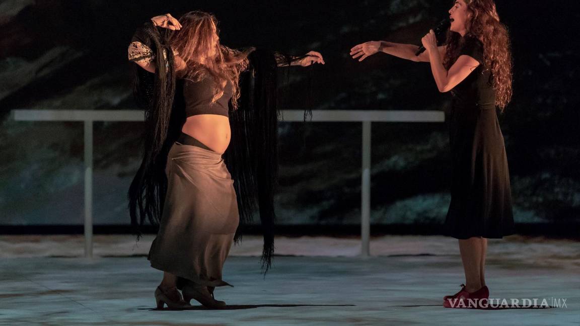 $!La bailaora Rocío Molina (i), embarazada de siete meses, durante el ensayo general del espectáculo “Grito Pelao”.