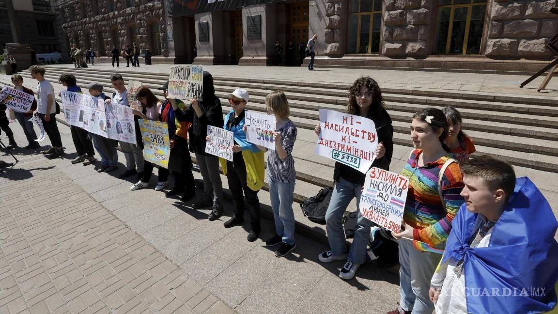 $!Activistas LGBTQ+ ucranianos se manifestación con motivo del día Internacional contra la Homofobia, la Bifobia y la Transfobia (IDAHOBIT) en Kiev, Ucrania.