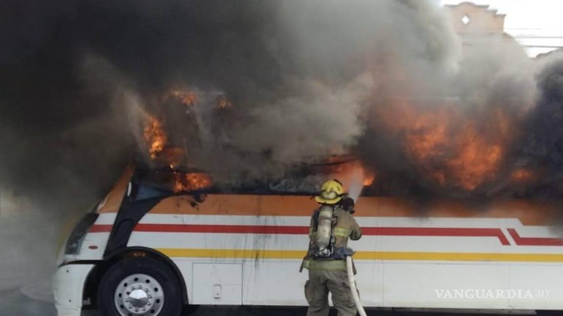 Saltillo: se incendia chatarra urbana del Periférico en plena circulación