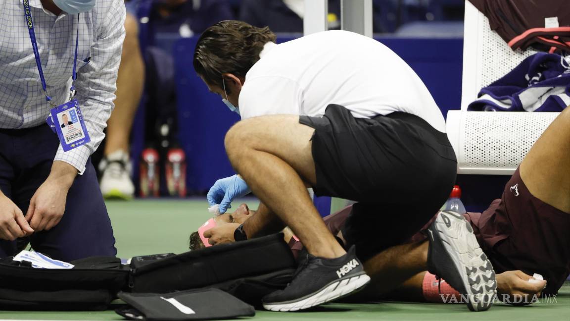 $!Rafael Nadal de España recibe tratamiento médico después de golpearse en la cara con su raqueta en su partido contra Fabio Fognini.