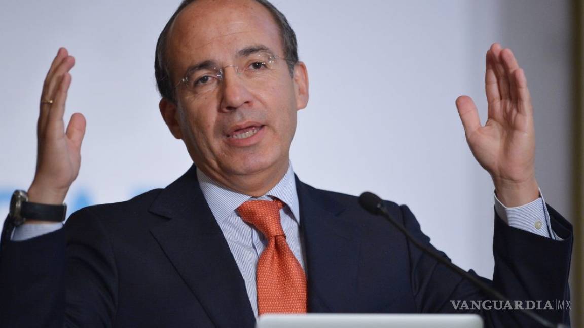 Calderón presenta pruebas de que está al corriente con impuestos