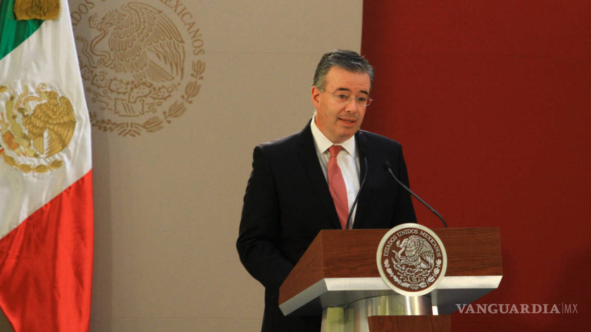 Banco de México prevé baje PIB y alza a inflación, afirma Alejandro Díaz de León