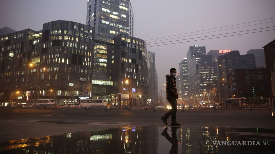 Pekín toma medidas contra alerta roja por densa nube de smog