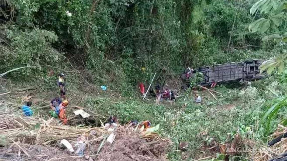Se desbarranca autobús con migrantes en Colombia y mueren 10