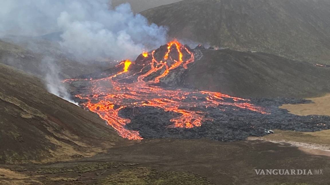$!Después de 6 mil años el volcán del monte Fagradals en Islandia despertó con una erupción (fotos)