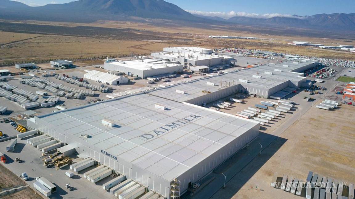 $!Daimler también estará ajustándose a la producción de modelos eléctricos en sus camiones pesados.