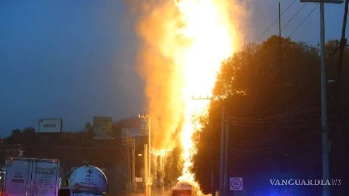 Explota en llamas pipa de gas LP en autopista México-Pachuca