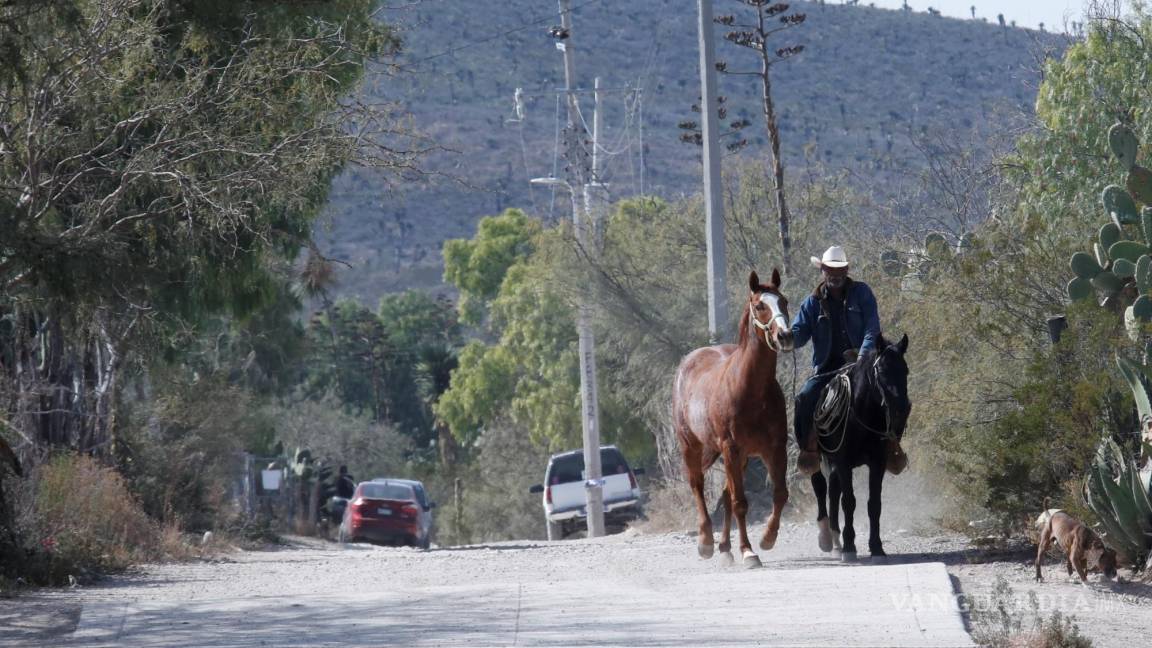 Situación afecta a cerca de un centenar de estudiantes; sin chofer de transporte escolar, ni camino en ejido