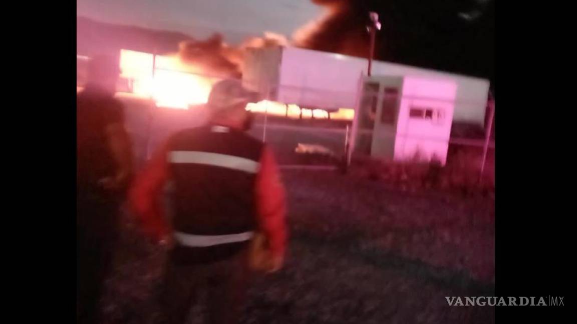 Fuerte incendio se registra en los patios de una compañía de transportes en el Libramiento OFT