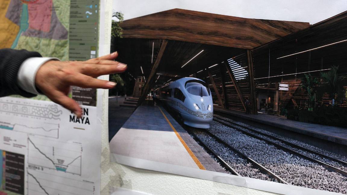 $!Rogelio Jiménez Pons, director de Fonatur, señala fotografías del proyecto del Tren Maya para la península de Yucatán, durante una entrevista el 18 de marzo de 2019.
