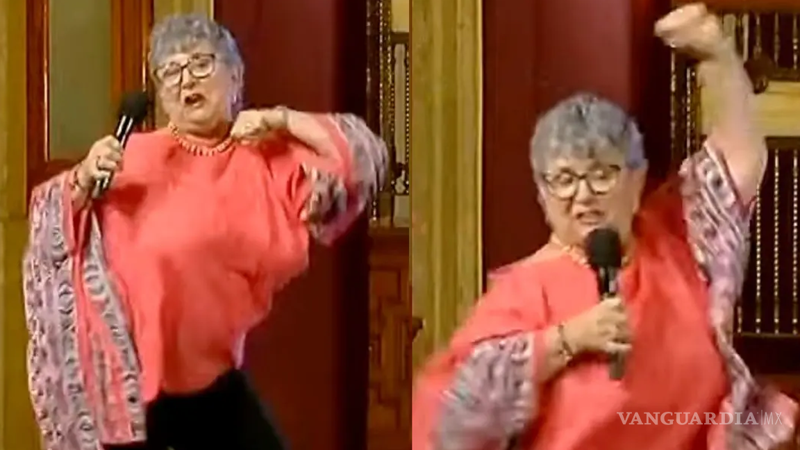 Bailando y cantando, maestra defiende libros de texto en Palacio Nacional (video)