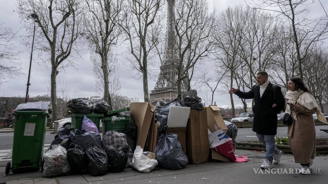 Francia: toneladas de basura y protestas opacan el esplendor de la Ciudad de la Luz