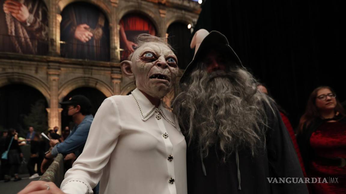 $!Fanáticos con máscaras de personas de la saga del Señor de los Anillos posan en la alfombra roja de la premier de “Lord of the Rings: The Rings of Power” en CDMX.