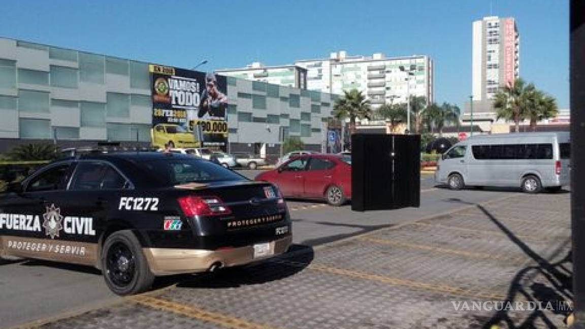 Encuentran cadáver dentro de vehículo estacionado en casino en Monterrey