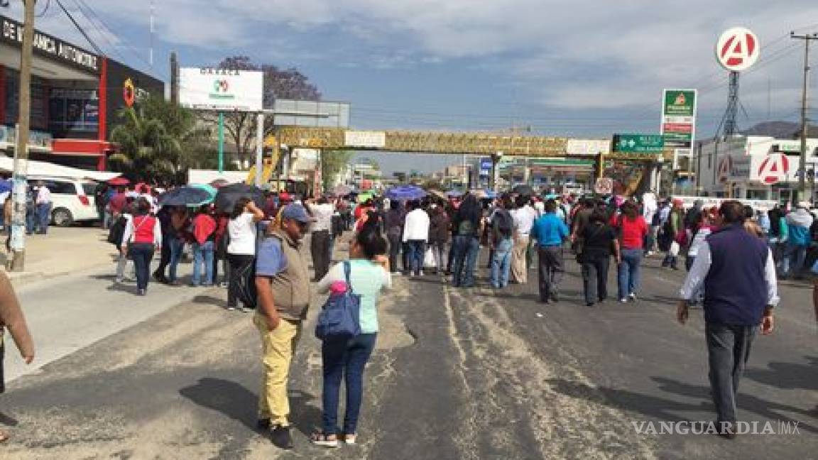 CNTE mantiene bloqueos carreteros en Oaxaca