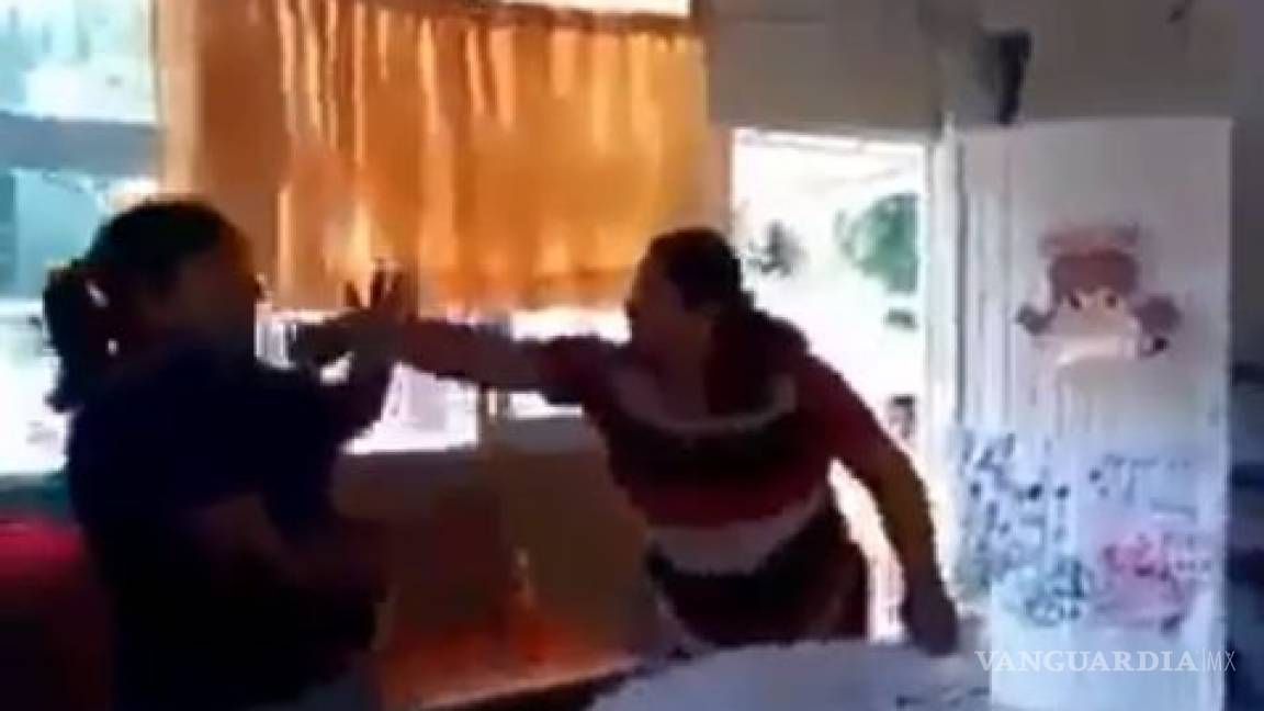 ¡A golpes!, maestra y madre de familia pelean en kínder de Tabasco