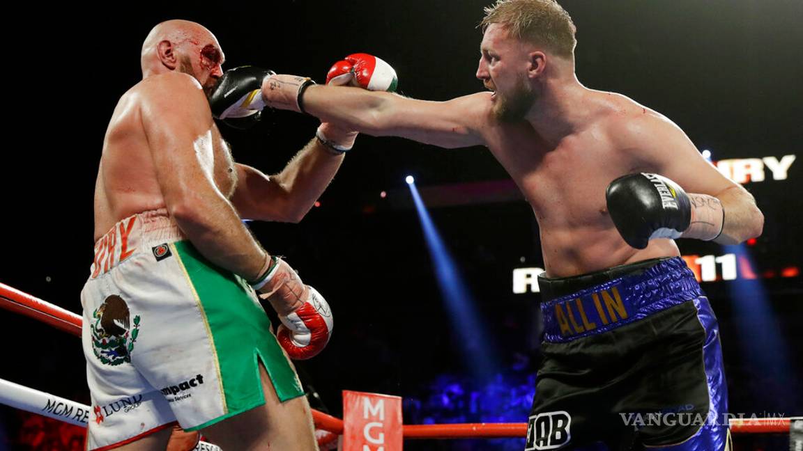 $!Tyson Fury sube al ring con el escudo nacional en su trasero