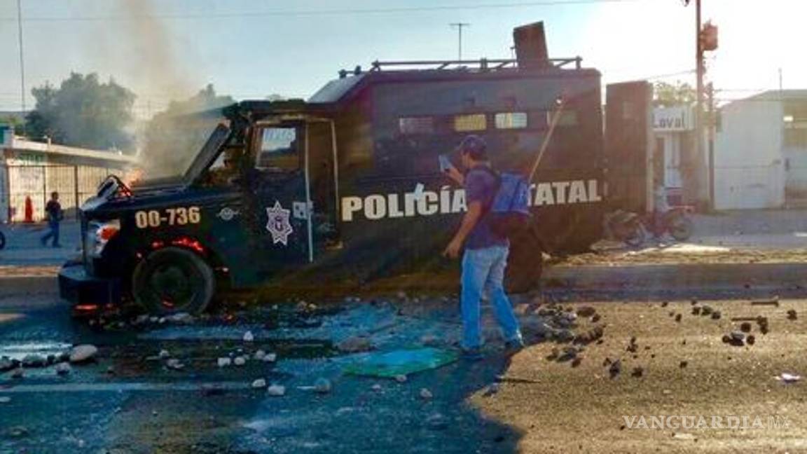 $!Enfrentamiento entre policías y pobladores deja 9 heridos en Ixmiquilpan; protestaban por gasolinazo