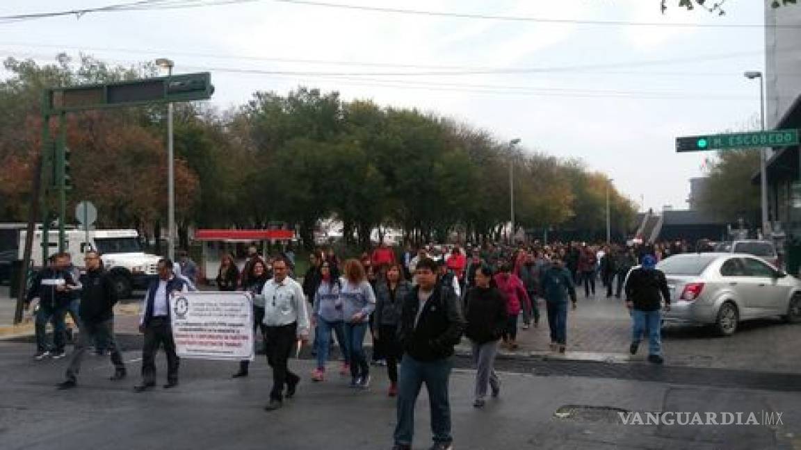 Maestros protestan en centro de Monterrey; exigen aguinaldo