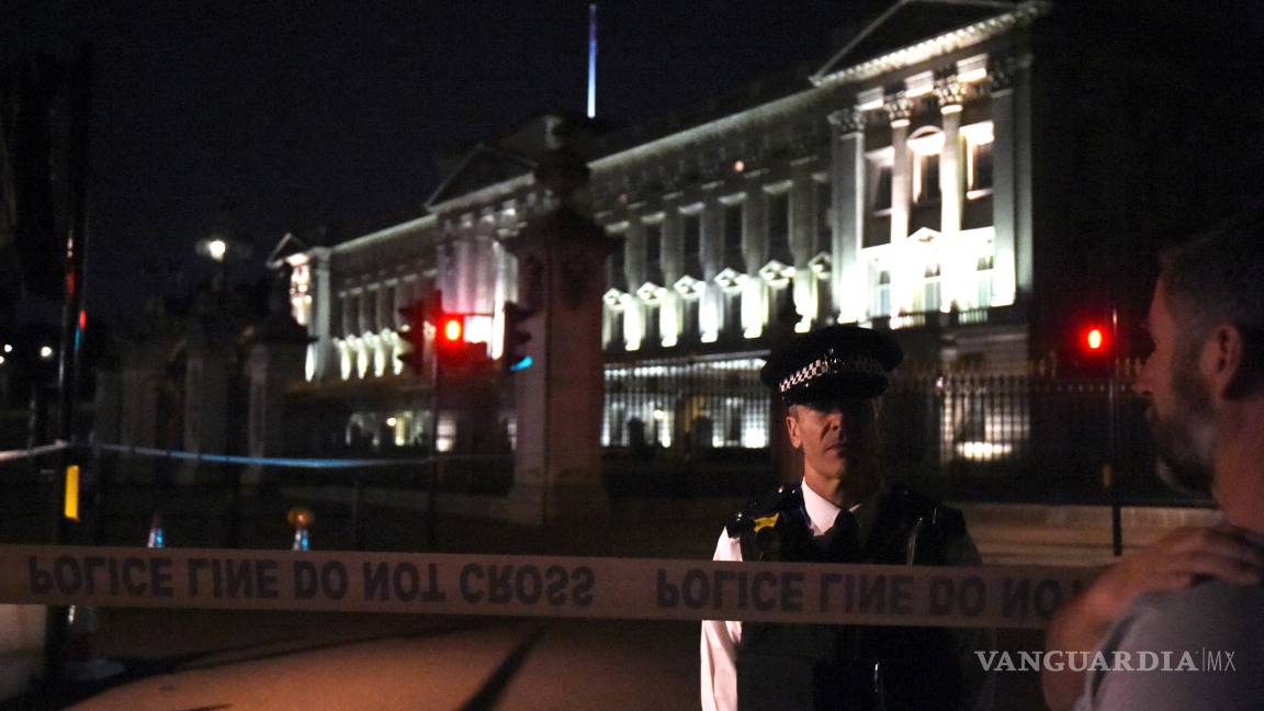 $!Arrestan a un hombre que empuñaban espada frente al palacio de Buckingham