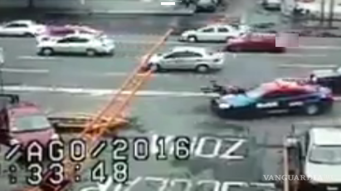 VIDEO: Patrulla arrolla a dos mujeres en Tlatelolco