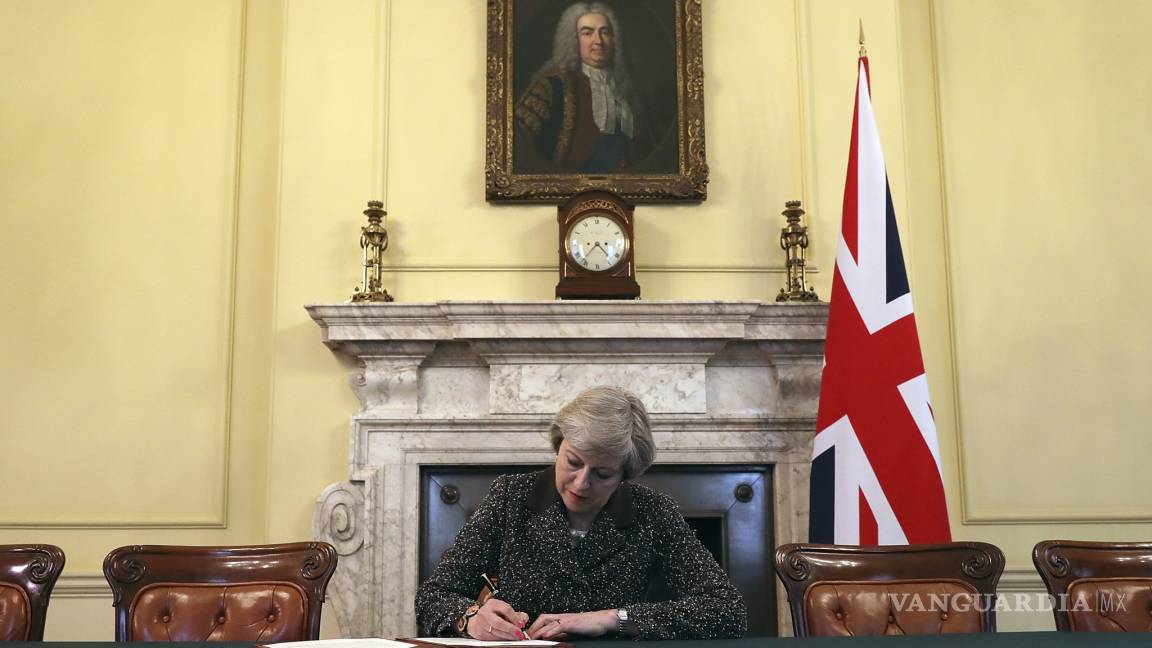 Theresa May, con el fracaso del Brexit a cuestas firma la carta de su dimisión