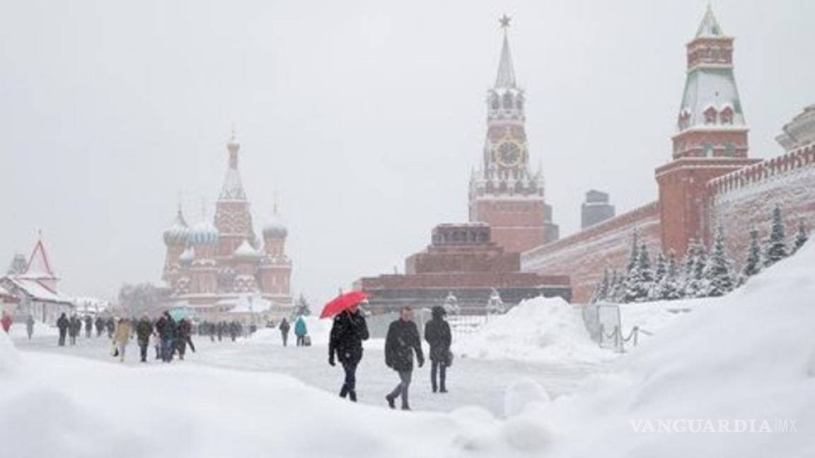 Moscú utiliza nieve artificial para blanquear centro en vísperas de Año Nuevo