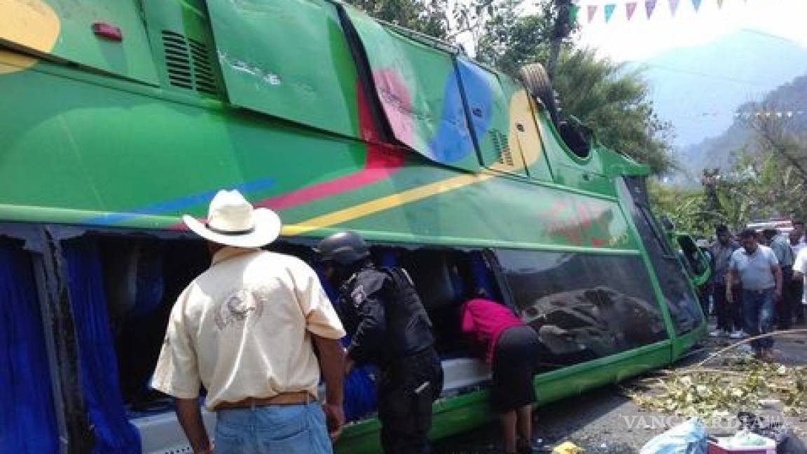 Hay 25 heridos tras volcadura de camión en Veracruz
