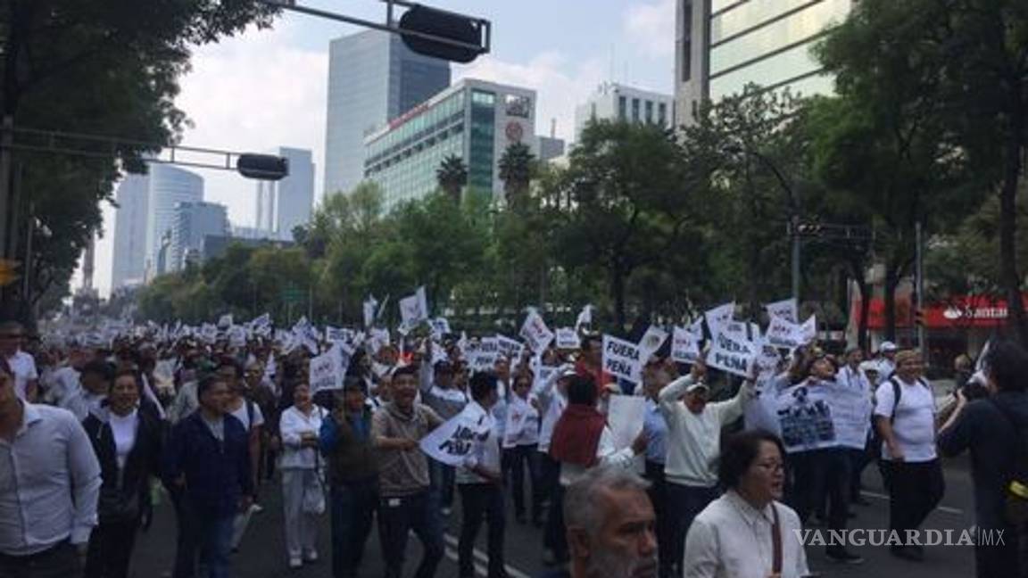 $!Marchan contra 'gasolinazo' en el Zócalo de la CDMX