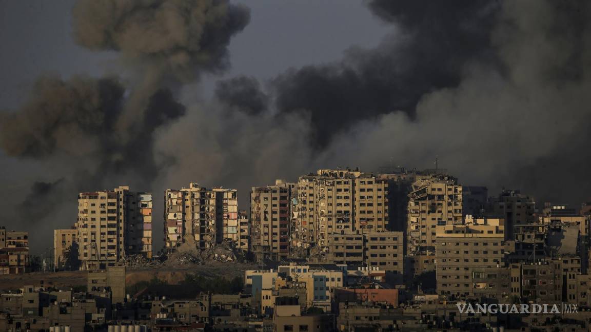 $!Militantes de la milicia Ezz Al-Din Al Qassam lanzaron cohetes desde la costa de la Franja de Gaza hacia Israel en la ciudad de Gaza, el 13 de octubre de 2023.