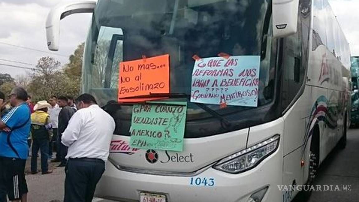 $!Autopista México-Querétaro bloqueada por 'gasolinazo'