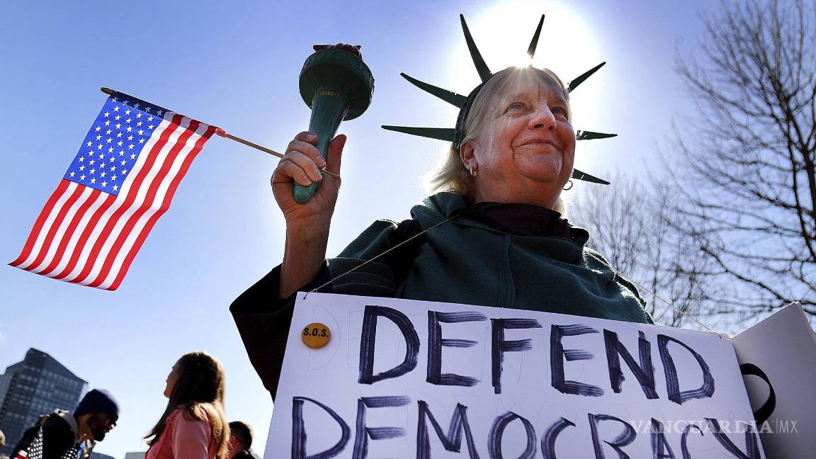 $!Mary Bickerton, de Medford, se vistió de la Estatua de la Libertad durante una manifestación contra Elon Musk y el presidente Donald Trump en Boston Common.