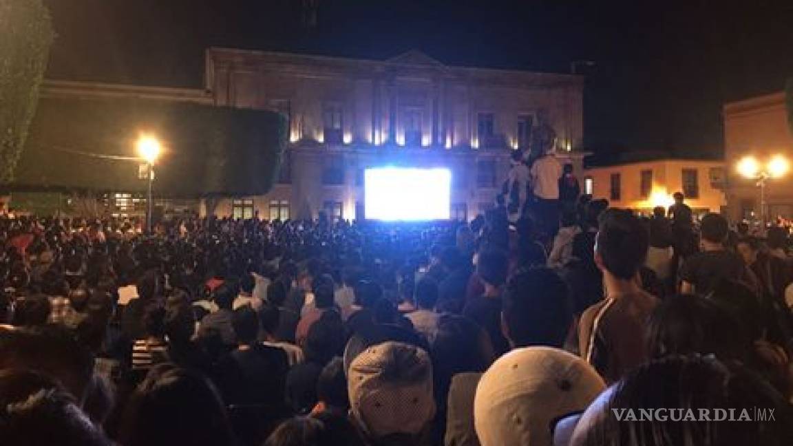 Cantan a todo pulmón 'Cha-La-Head Cha-La' en Queretaro durante pelea de Gokú vs Jiren